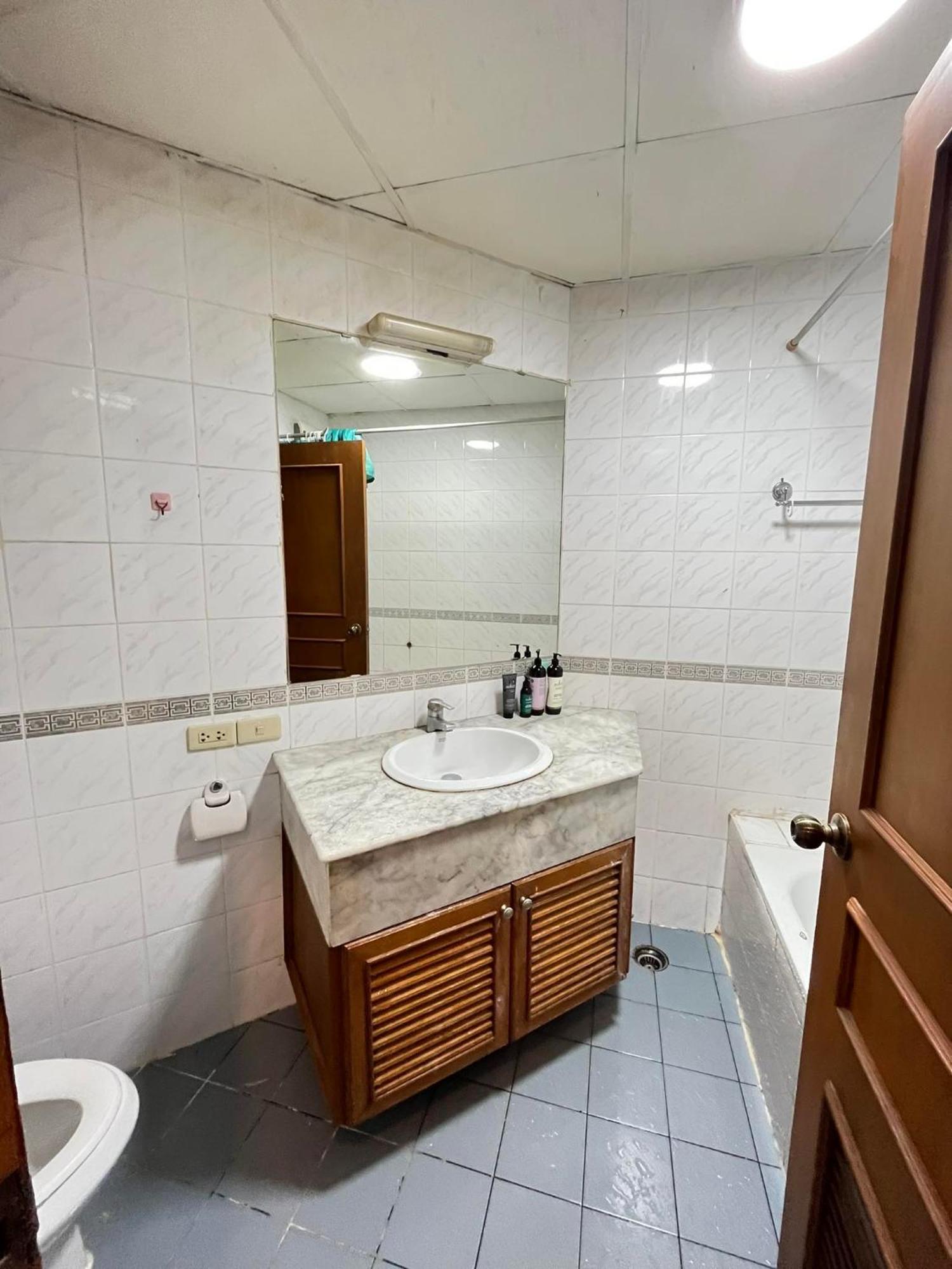Grand Diamond Condo Suites Bangkok Bagian luar foto
